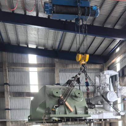 冠航鋼絲繩電動葫蘆用于大型減速機吊裝作業