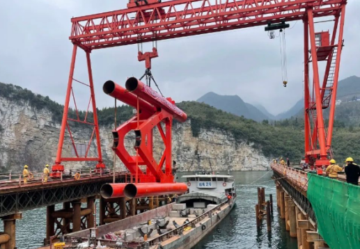 鋼絲繩電動(dòng)葫蘆成功完成烏江特大橋首節(jié)拱肋吊裝工作