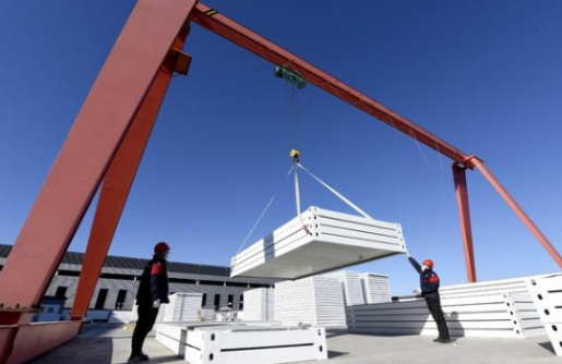 工人使用鋼絲繩電動(dòng)葫蘆吊運(yùn)箱式房零件