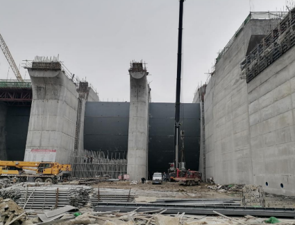 環(huán)鏈電動(dòng)葫蘆輔助碾盤(pán)山樞紐泄水閘閘門(mén)吊裝工程