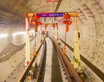 環(huán)鏈電動葫蘆和龍門吊解決深圳地鐵軌道鋪設難題