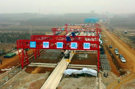 京秦高速施工現(xiàn)場利用鋼絲繩電動(dòng)葫蘆吊運(yùn)鋼筋