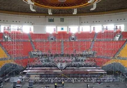 舞臺電動(dòng)葫蘆參與舞臺主擴(kuò)聲系統(tǒng)配置與搭建工作