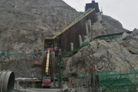 電動環鏈葫蘆提升皮帶機航架，解決黃藏寺水利工程混凝土入倉難題