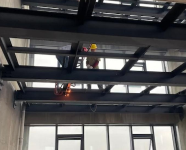 南岳麓區(qū)利用鋼絲繩電動葫蘆轉(zhuǎn)運違建鋼結(jié)構(gòu)材料