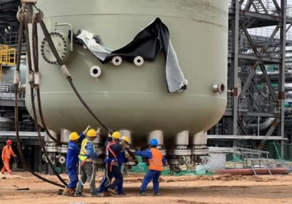 炎熱夏季，化工廠利用群吊電動葫蘆吊裝罐頂