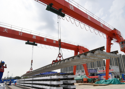 哈巴雪山隧道正洞中導洞貫通，鋼絲繩葫蘆吊運有功