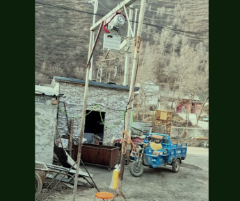 山區(qū)屠戶用微型電動葫蘆把豬吊起來